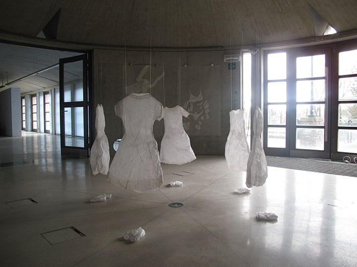 Série de dessins et ensemble de robes et chaussons en papier 2